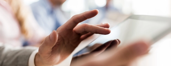 Muž pracujúci s tabletom