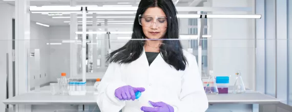 Žena pracujúci v laboratóriu