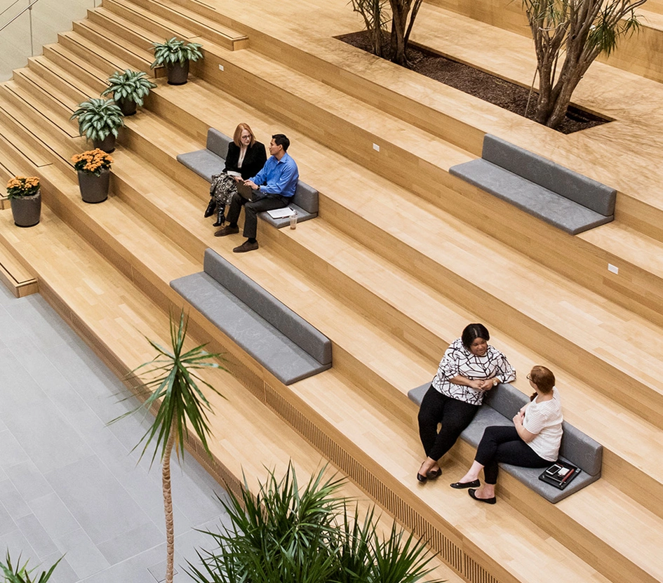 Kolegovia rozprávajúci sa v priestoroch firmy