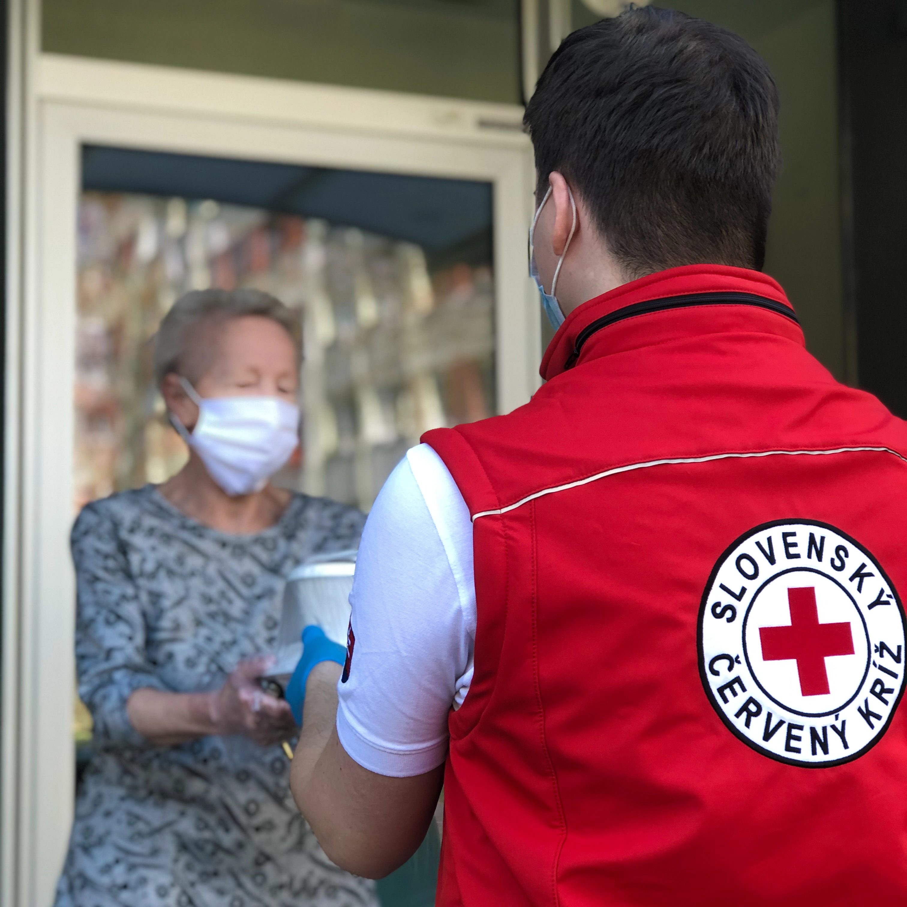 Novartis Slovakia poskytol grant Slovenskému červenému krížu 