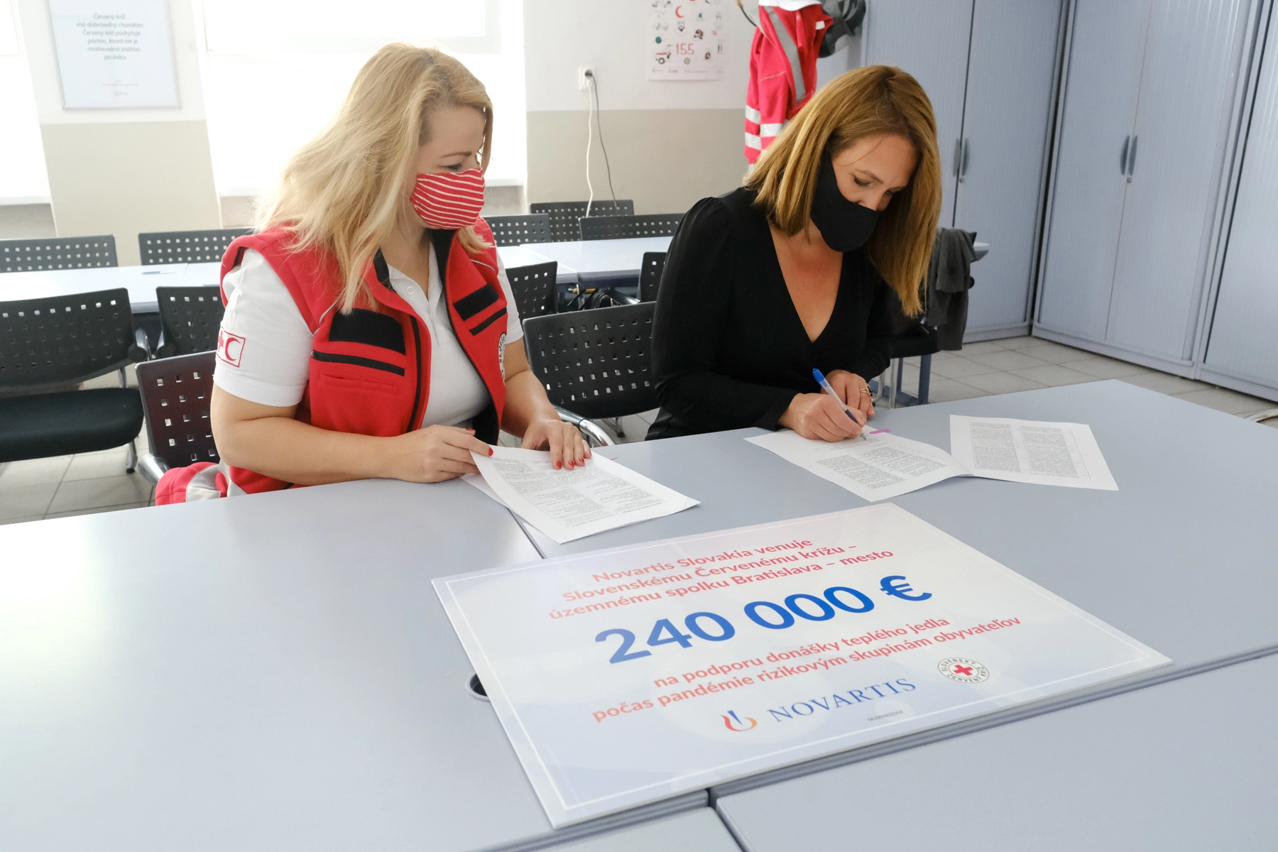 Novartis Slovakia poskytol grant Slovenskému červenému krížu 