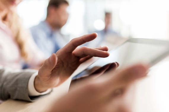 Muž pracujúci s tabletom