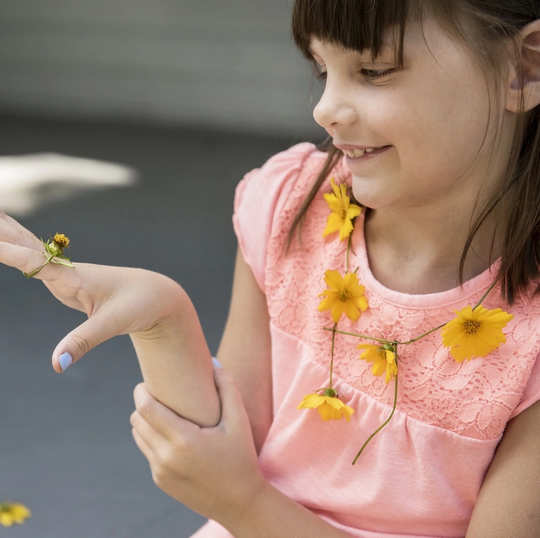 Dieťa hrajúce sa s kvetmi