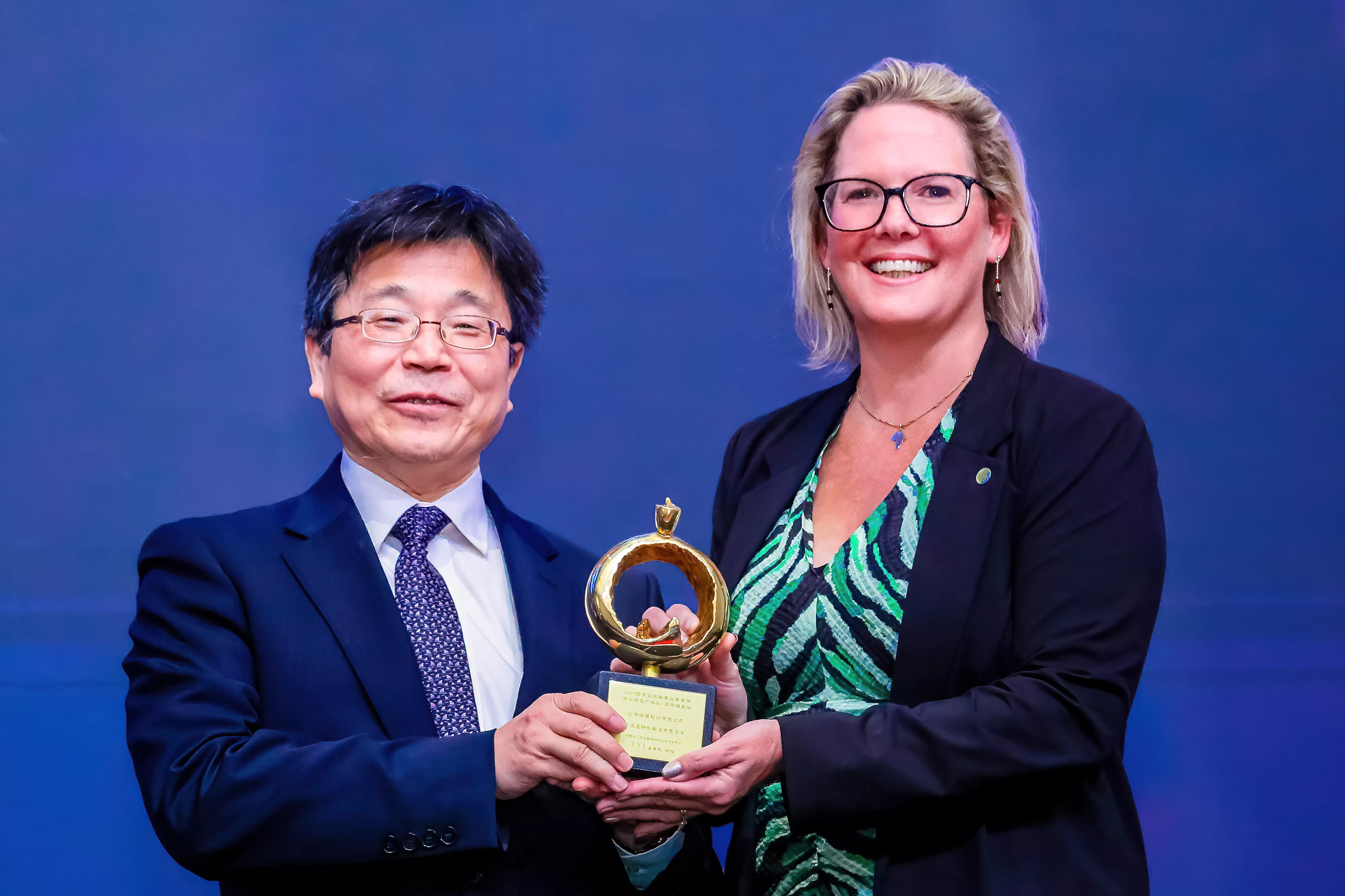 台灣諾華再獲「國家生技醫療品質獎」之金獎，諾華總裁麥芳蘭( Fran Milnes)代表接受表揚
