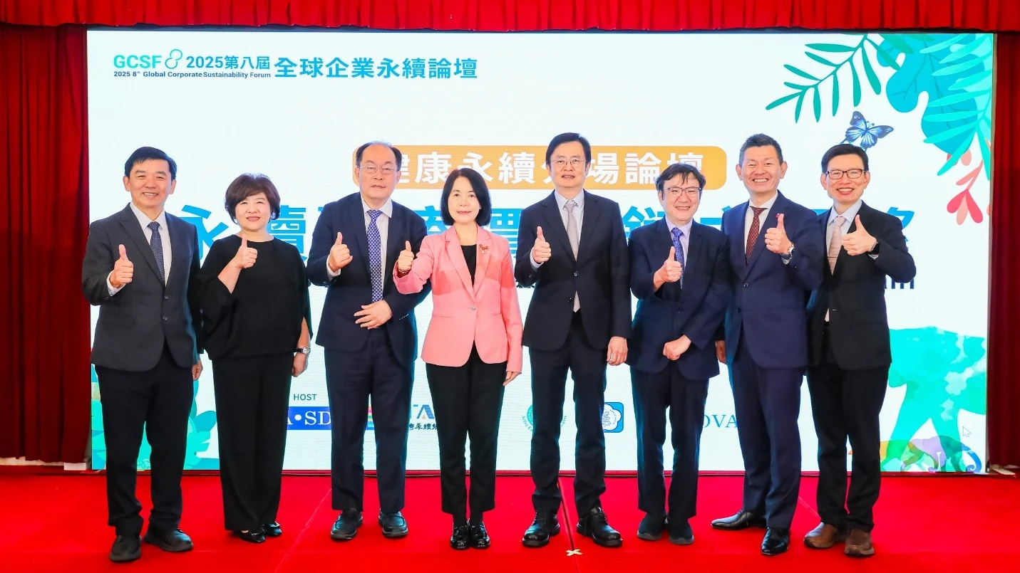 由左至右依序為秀傳醫療體系營運中心 郭昭宏 副營運長暨永續長、中國醫藥大學附設醫院 楊麗慧 行政副院長暨永續長、台灣醫院協會 李飛鵬 理事長、台灣永續能源研究基金會 周麗芳 秘書長、中華民國醫師公會全國聯合會 陳相國 理事長、臺北醫學大學 吳麥斯 校長、台灣諾華 宮澤惠三（Keizo Miyazawa） 總裁、萬芳醫院 劉燦宏 院長(台灣諾華提供)