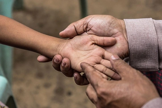 screening-child-for-leprosy-asia