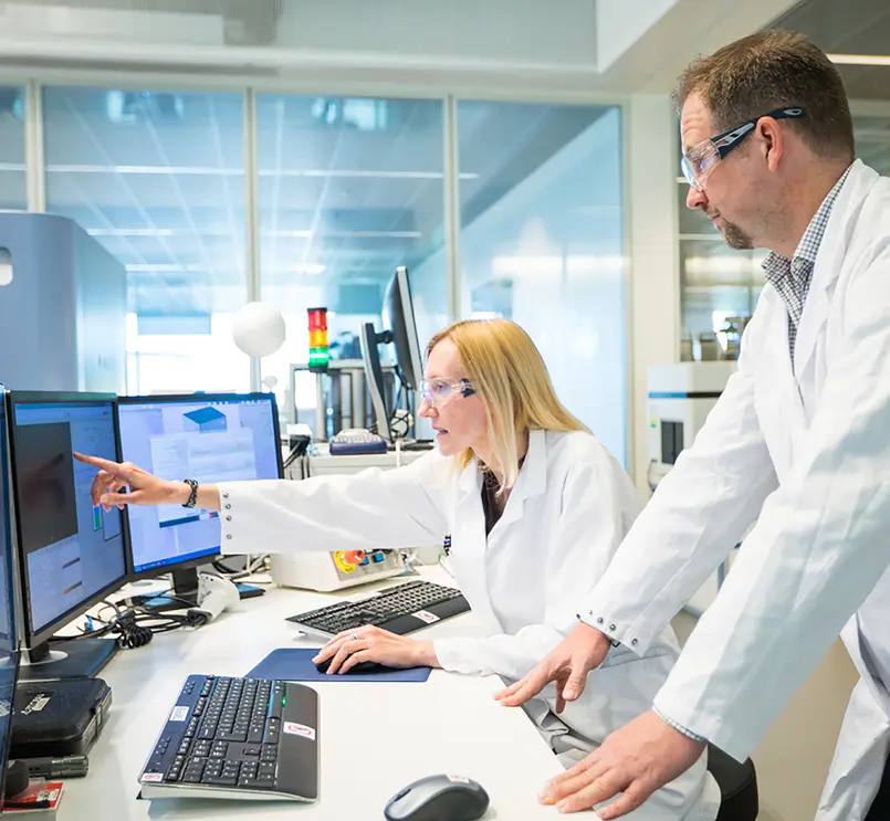 Вчені переглядають монітори