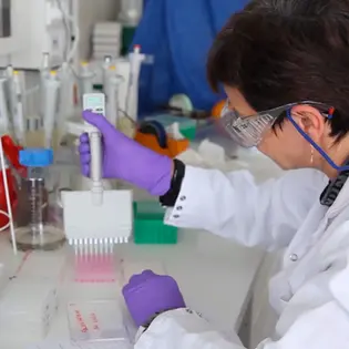 Вчений з піпеткою