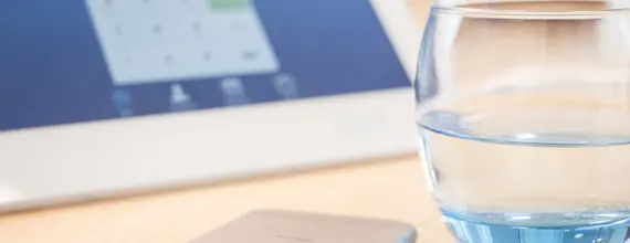 Телефон і планшет із скляною водою