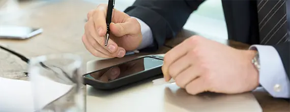 Айпад і телефон на столі