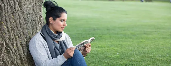 Жінка читає в парку