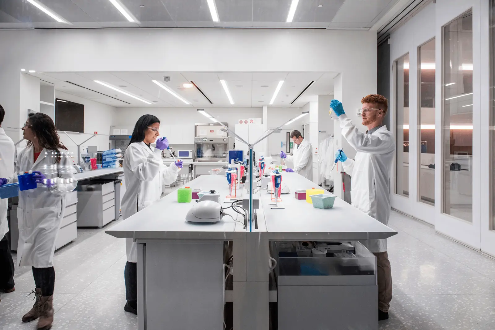 Вчені які працюють у лабораторії