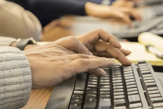 Руки на клавіатурі