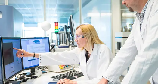 Вчені переглядають монітори