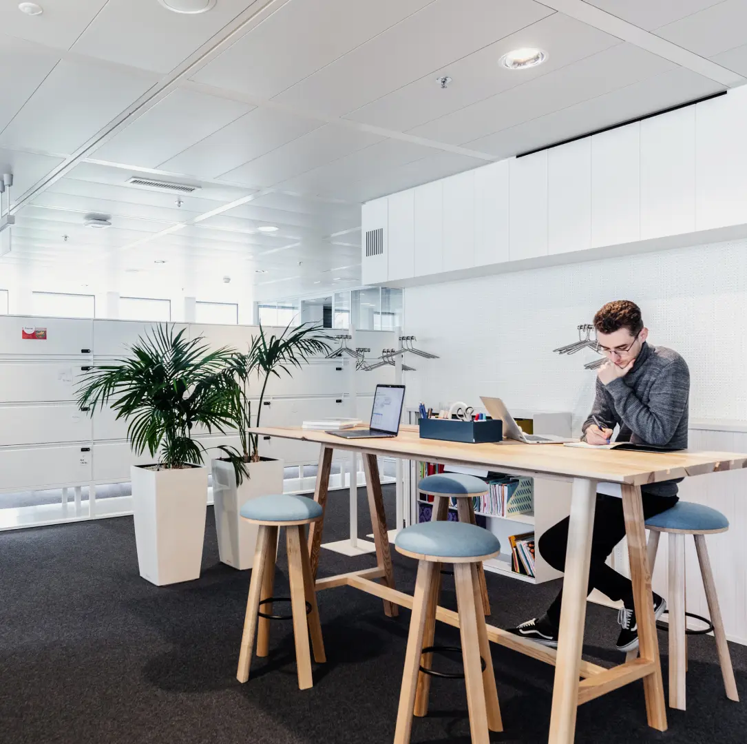 Бізнесмен який працює за ноутбуком