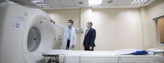 Doctor explaining MRI machine