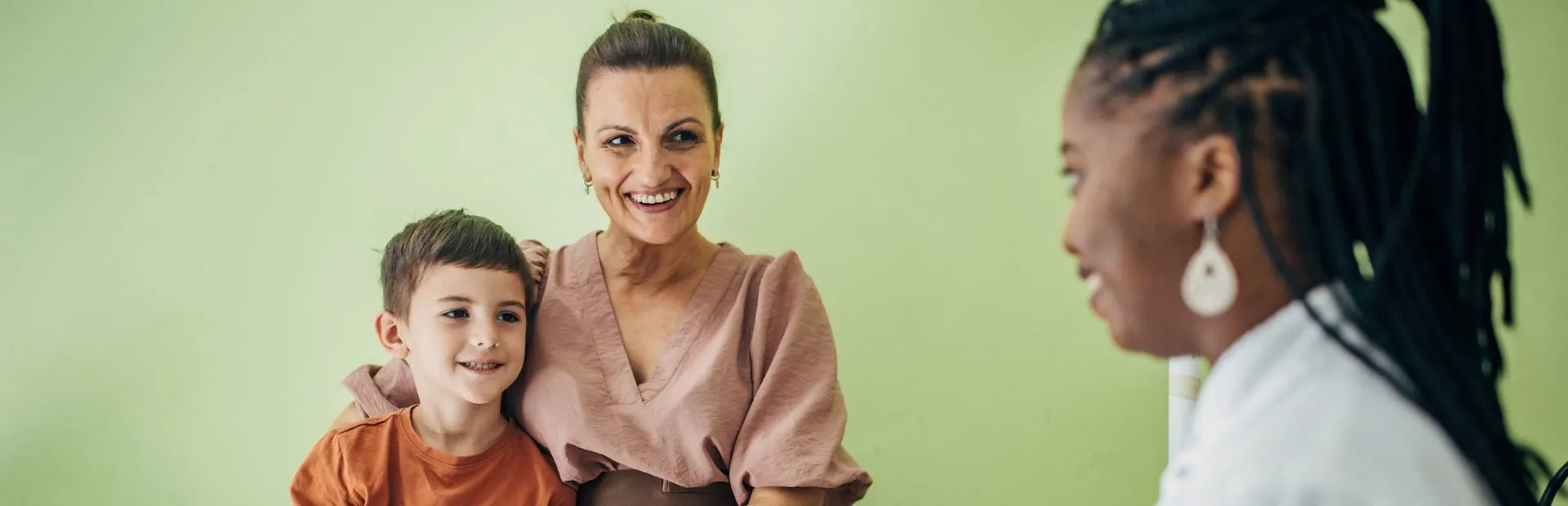 Image of mother and child talking to a doctor