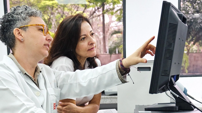 Doctors viewing computer screen to comprehend data